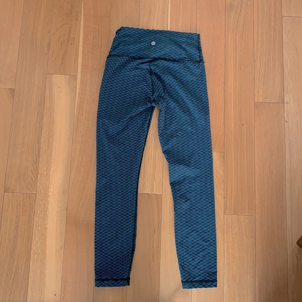 Green and black Lululemon workout pants size 6 EUC